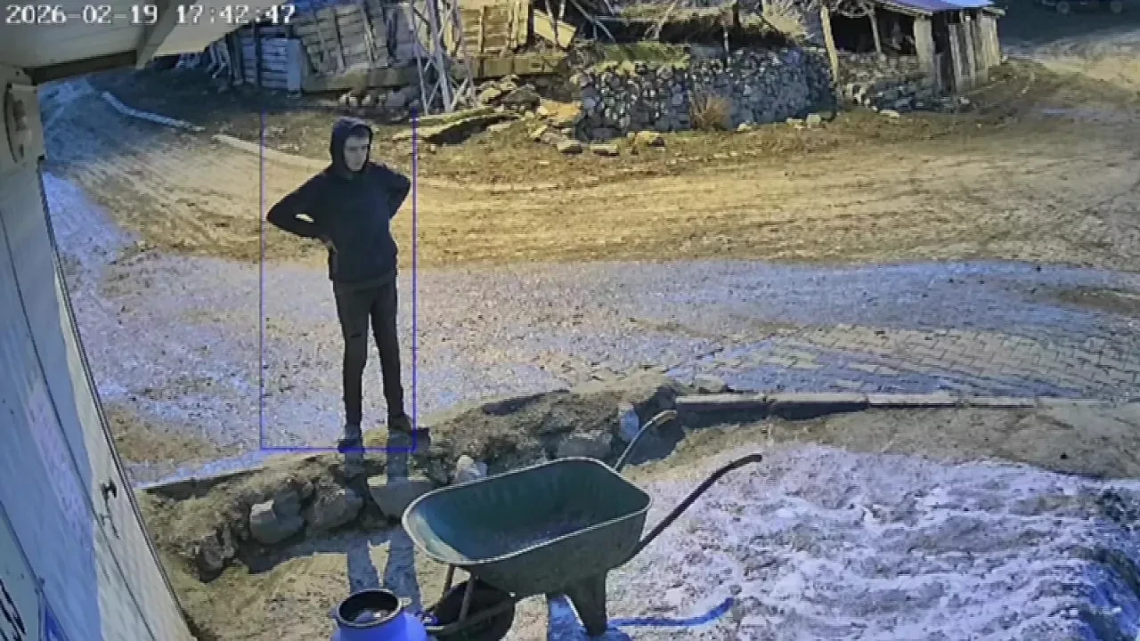 Dökülen sütün başında çaresiz bekleyiş: Liseli gencin hali, yürekleri sızlattı