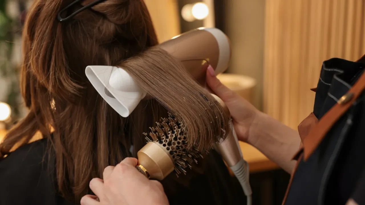 Evde kuaför eli değmiş gibi fön çekmek mümkün! Kuaför gibi fön çekmenin püf noktaları