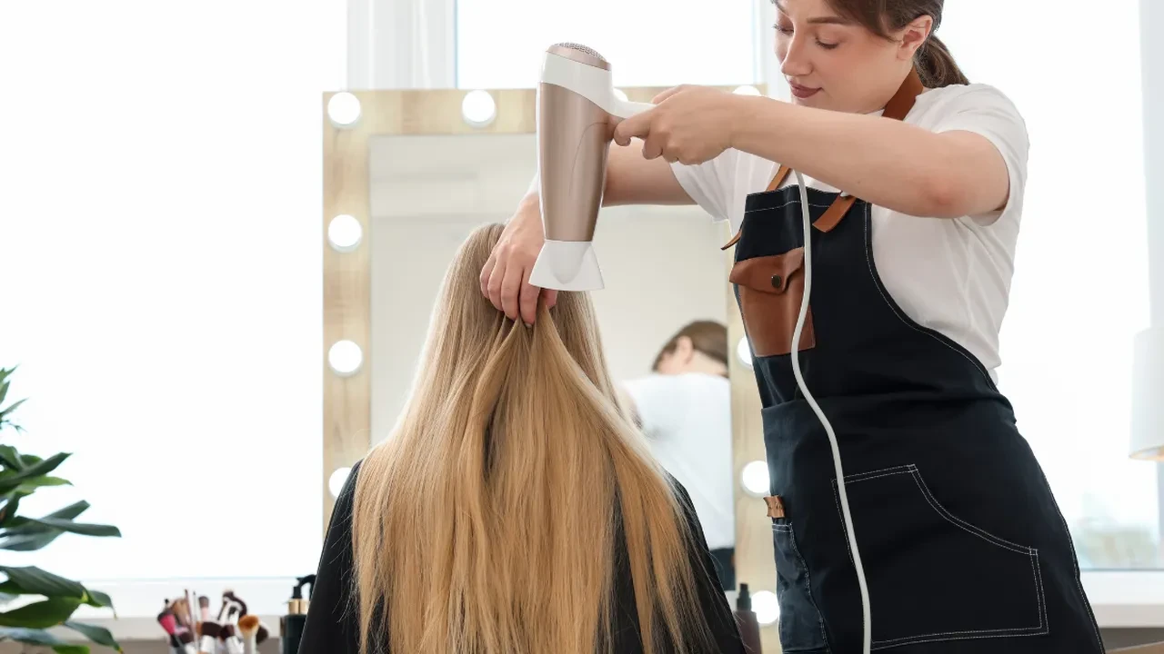 Evde kuaför eli değmiş gibi fön çekmek mümkün! Kuaför gibi fön çekmenin püf noktaları