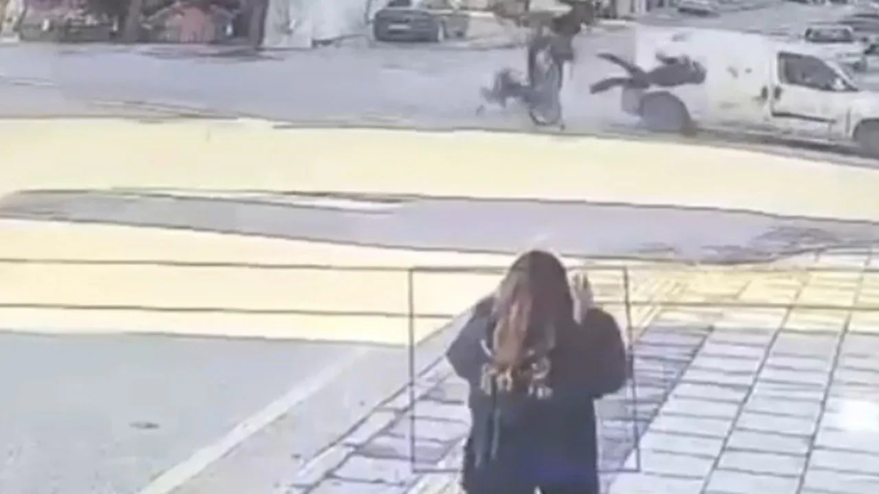 Feci motosiklet kazası kamerada: Genç sürücüden acı haber