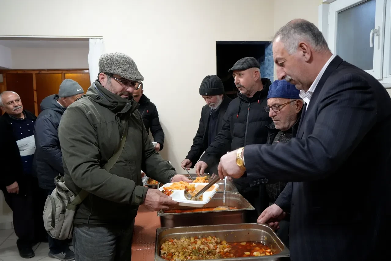 Geçit Köyü’nden aç geçilmiyor! Tam 18 yıldır yoldan geçenleri durdurup yemek ikram ediyorlar