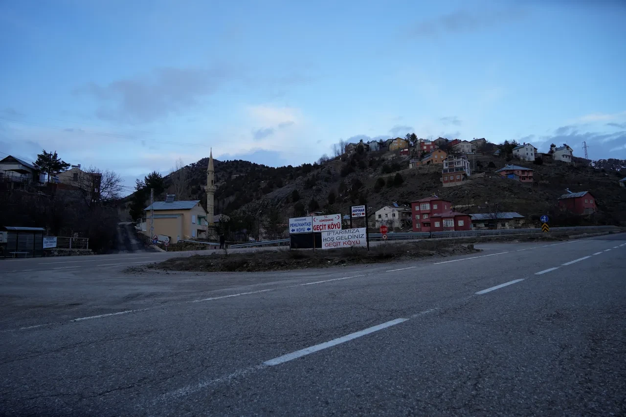 Geçit Köyü’nden aç geçilmiyor! Tam 18 yıldır yoldan geçenleri durdurup yemek ikram ediyorlar