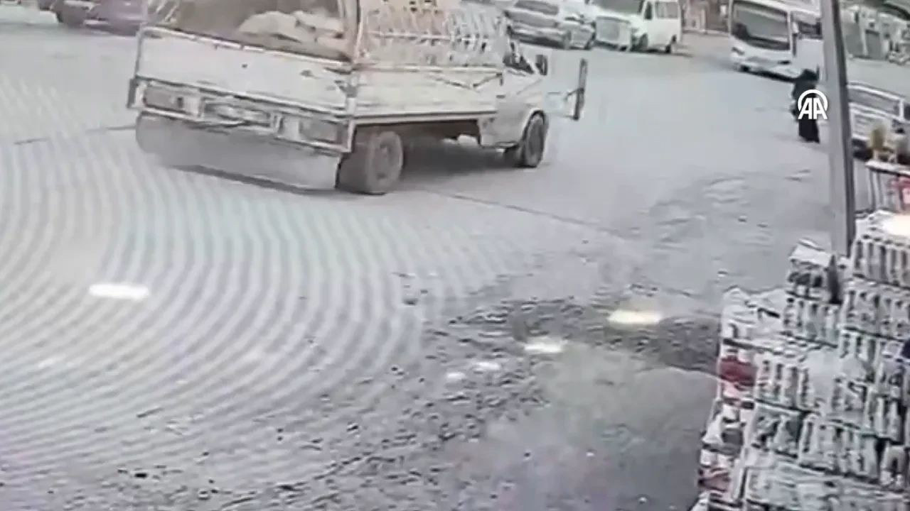 Hatay’da akılalmaz kaza! Seyir halindeki pikabın kapağı açılıp kadına çarptı