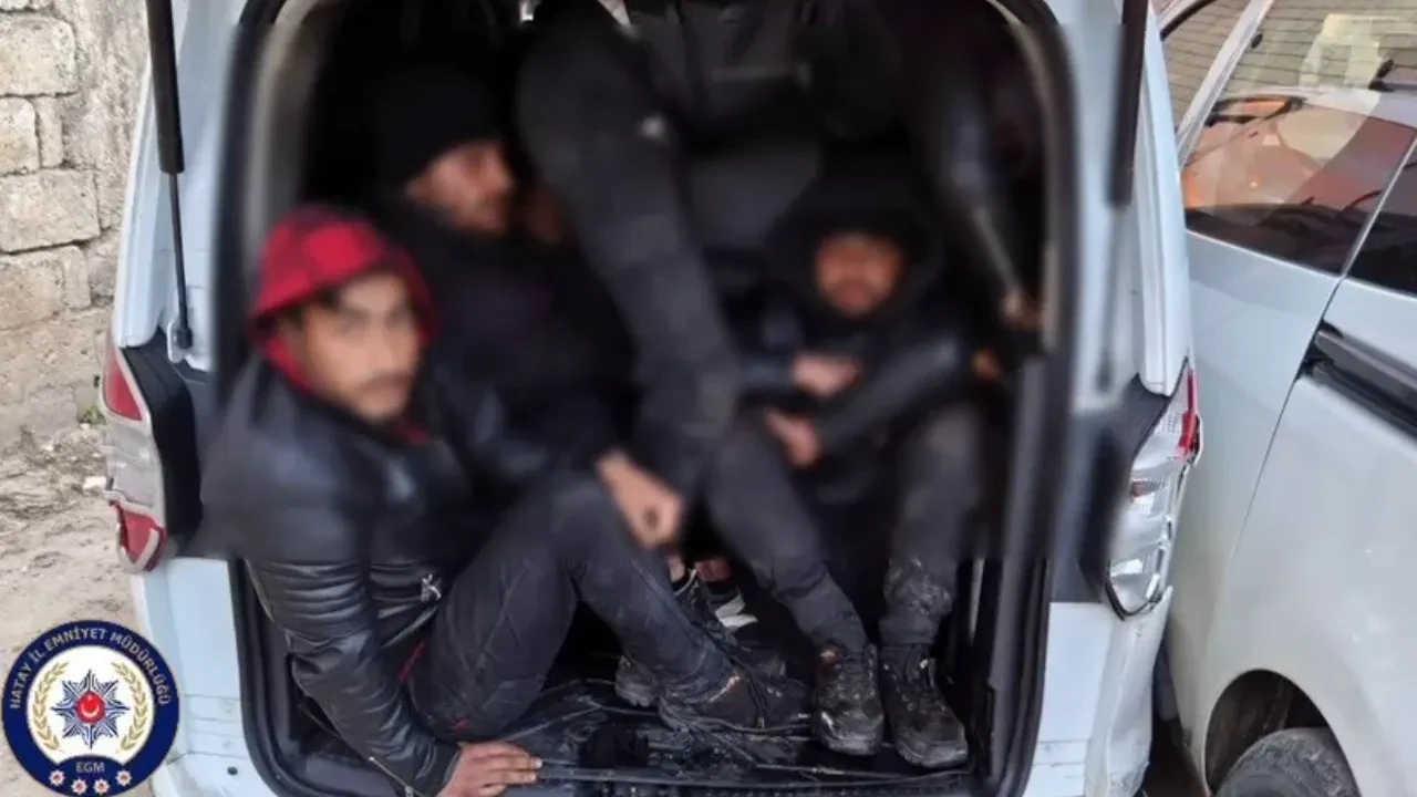 Hatay’da insanlık dışı görüntü! 2 araçtan 23 kaçak göçmen çıktı