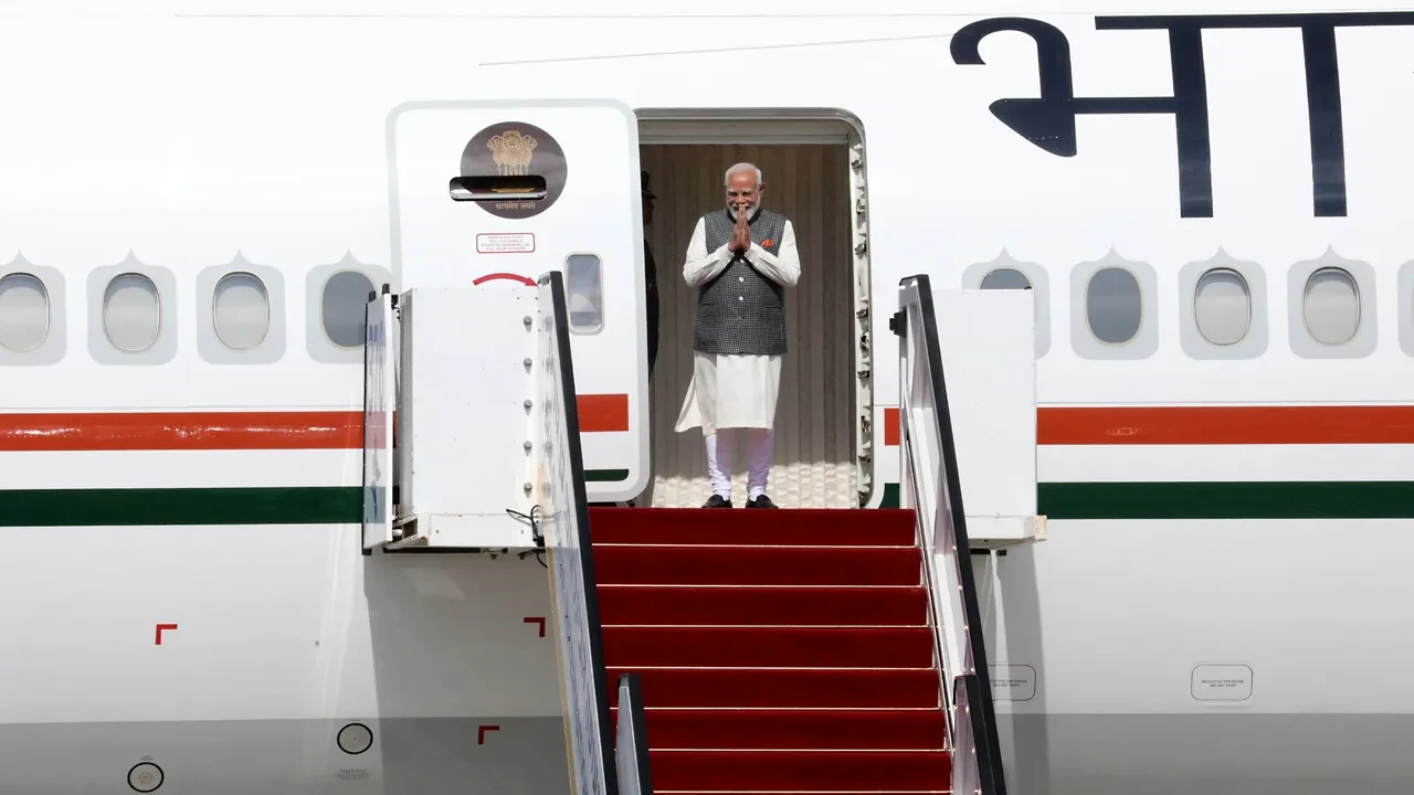 Hindistan Başbakanı Modi İsrail'e gitti! Uçaktan iner inmez Netanyahu'ya sarıldı