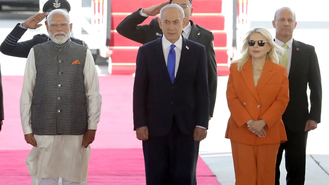 Hindistan Başbakanı Modi İsrail'e gitti! Uçaktan iner inmez Netanyahu'ya sarıldı