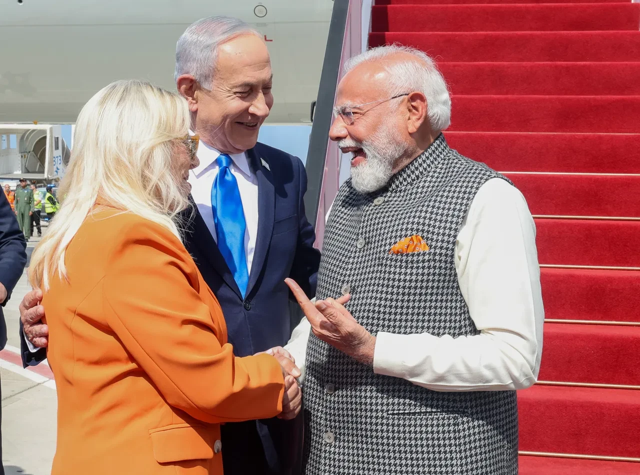 Hindistan Başbakanı Modi İsrail'e gitti! Uçaktan iner inmez Netanyahu'ya sarıldı