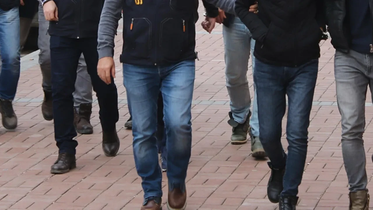 İzmir'de bahis operasyonunda 49 tutuklama! 2 milyar liralık işlem hacmine sahip çeteye baskın