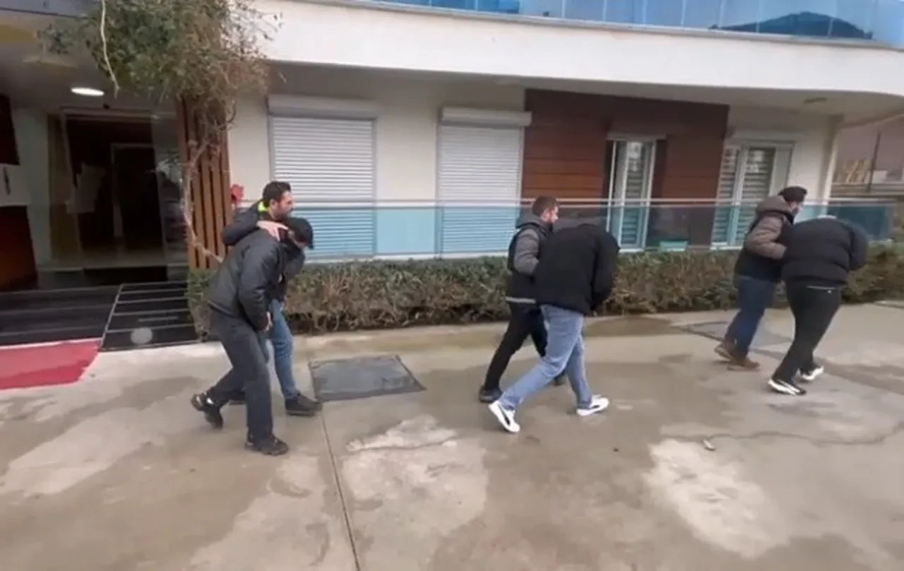 İzmir'de bahis operasyonunda 49 tutuklama! 2 milyar liralık işlem hacmine sahip çeteye baskın