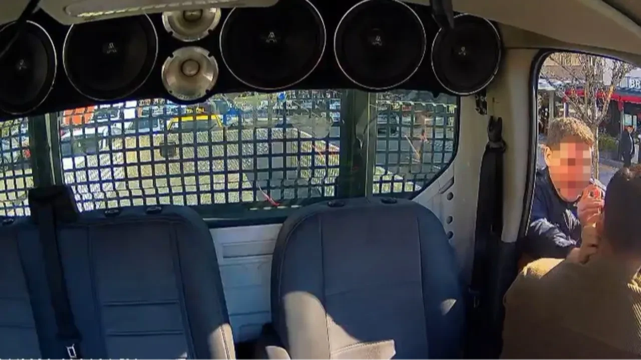 İzmir'de sürücüye darp! 1 polis açığa alındı: Olay anı araç kamerasında 