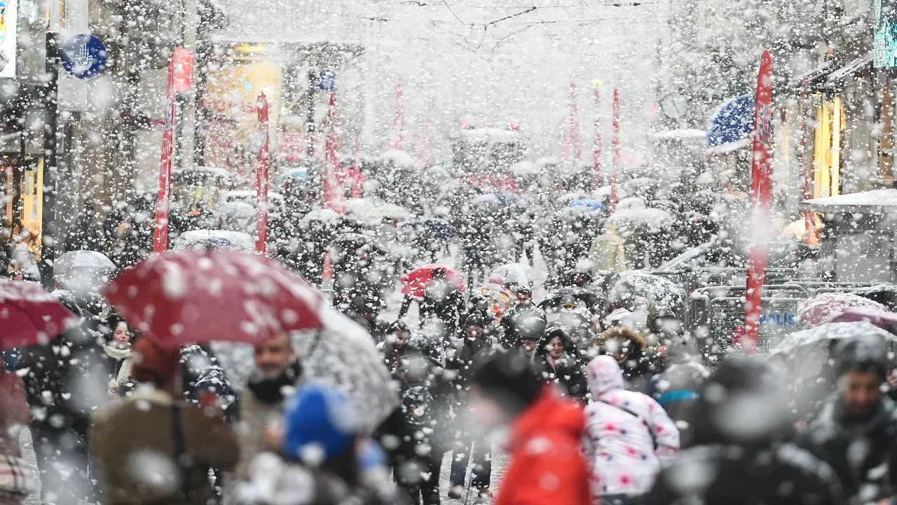 Meteoroloji uzmanı saat vererek uyardı! İstanbul'a kar geliyor
