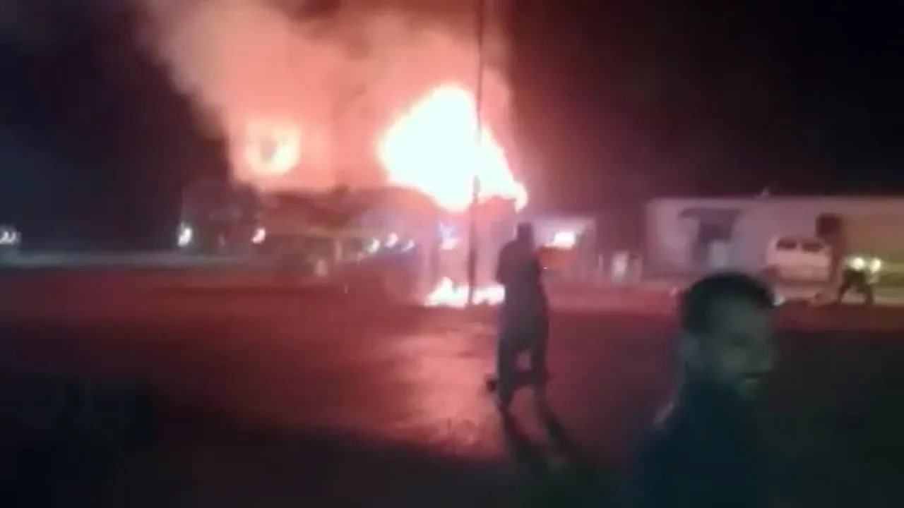 Pakistan'da polis kontrol noktasına bombalı saldırı