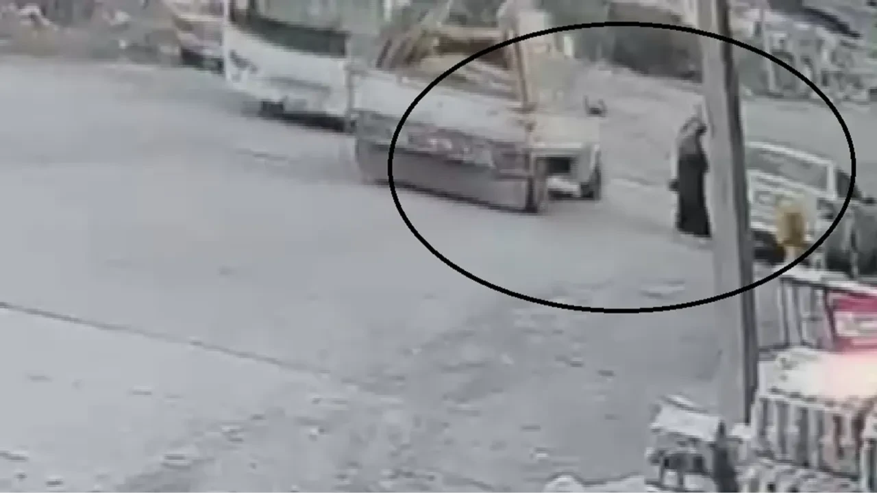 Pikabın açılan kapağı kadının kafasına çarptı! Korkunç anlar kamerada 