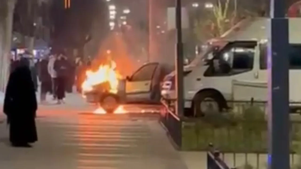 Seyir halindeki otomobil alev aldı! Panik anları kamerada