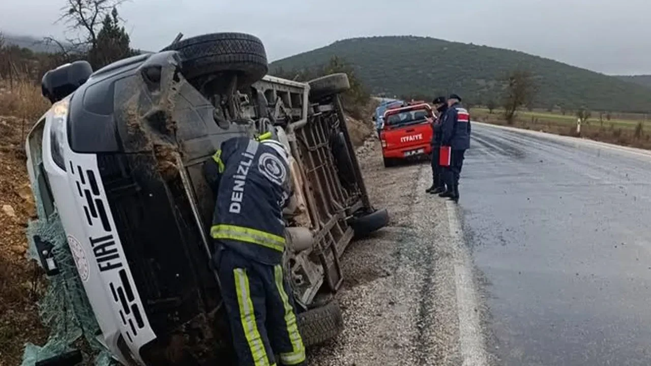 Seyir halindeki servis aracı yan yattı: 9 yolcu yaralı