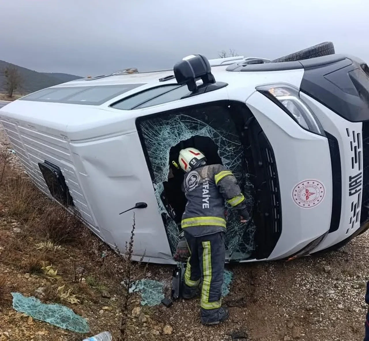 Seyir halindeki servis aracı yan yattı: 9 yolcu yaralı