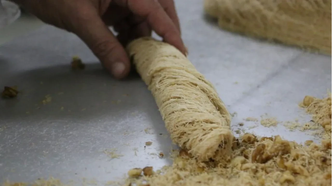 Ustalar üç vardiya çalışıyor, yiyen bir daha yiyor! İşte yok satan o tatlı