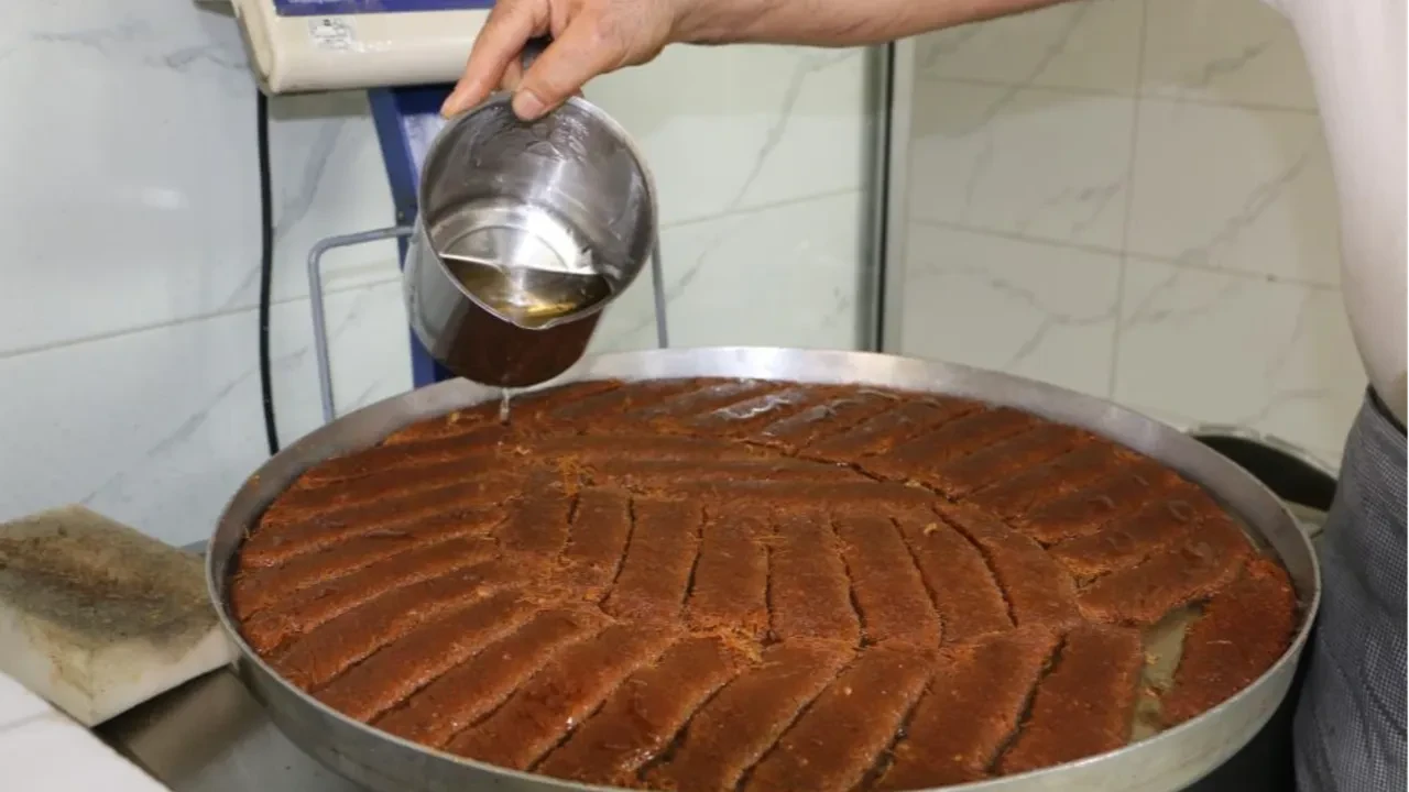 Ustalar üç vardiya çalışıyor, yiyen bir daha yiyor! İşte yok satan o tatlı