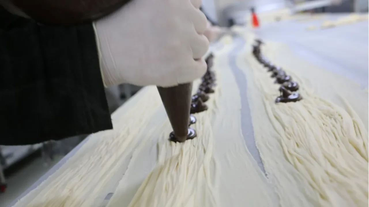 Ustalar üç vardiya çalışıyor, yiyen bir daha yiyor! İşte yok satan o tatlı