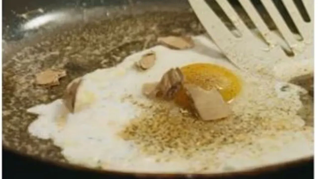 Yemeklerine karton katıp yiyen adam herkesi şoke etti