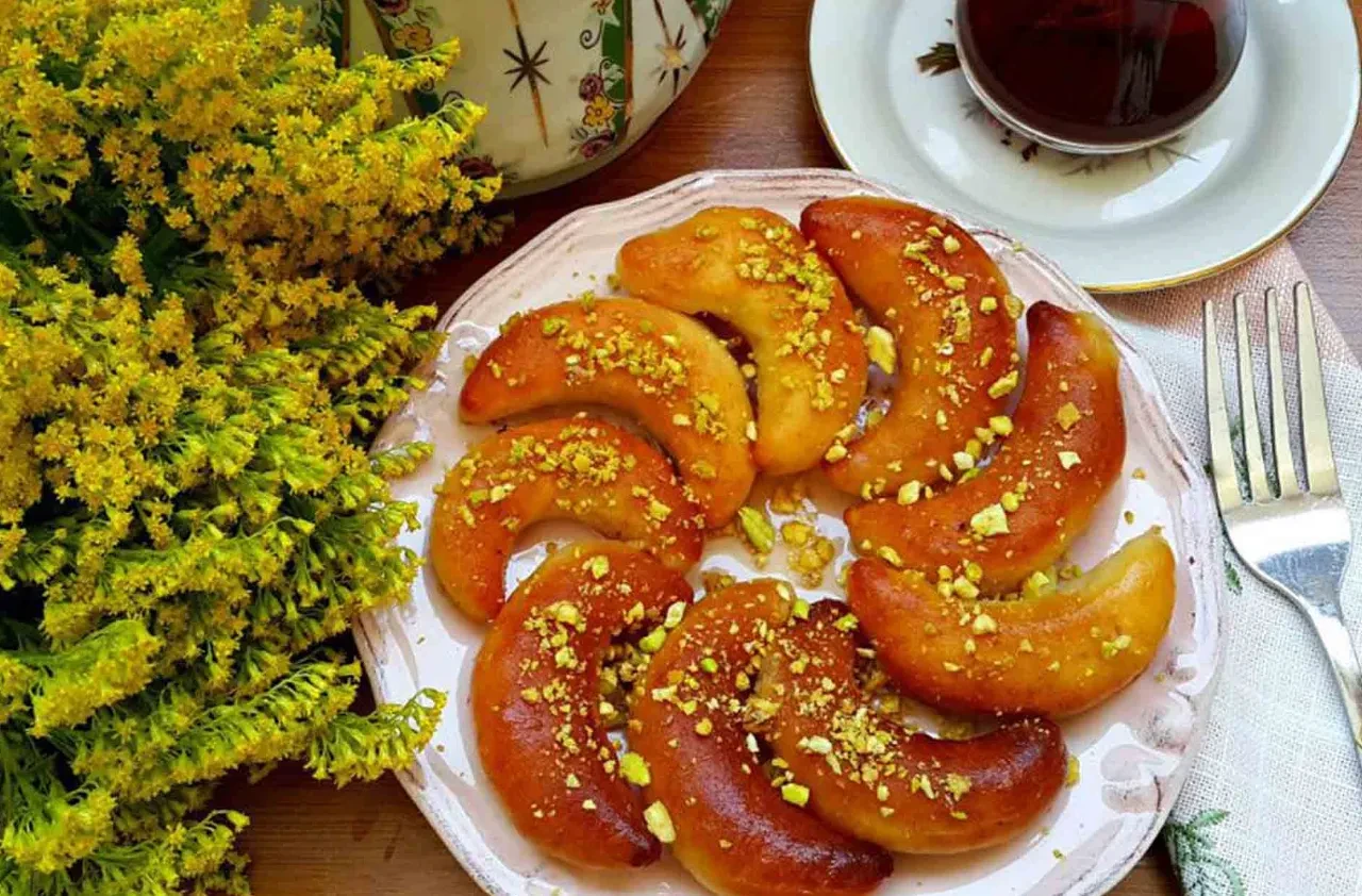 2026 Ramazan sofralarının imza tatlısı: Bol şerbetiyle dışı kıtır, içi kıyır Hilal tatlısı tarifi! 