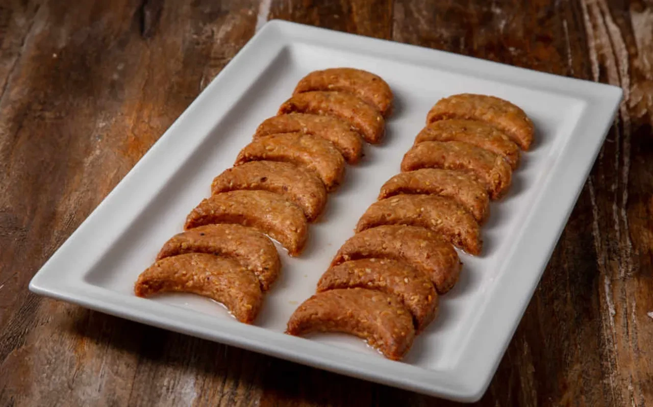 2026 Ramazan sofralarının imza tatlısı: Bol şerbetiyle dışı kıtır, içi kıyır Hilal tatlısı tarifi! 