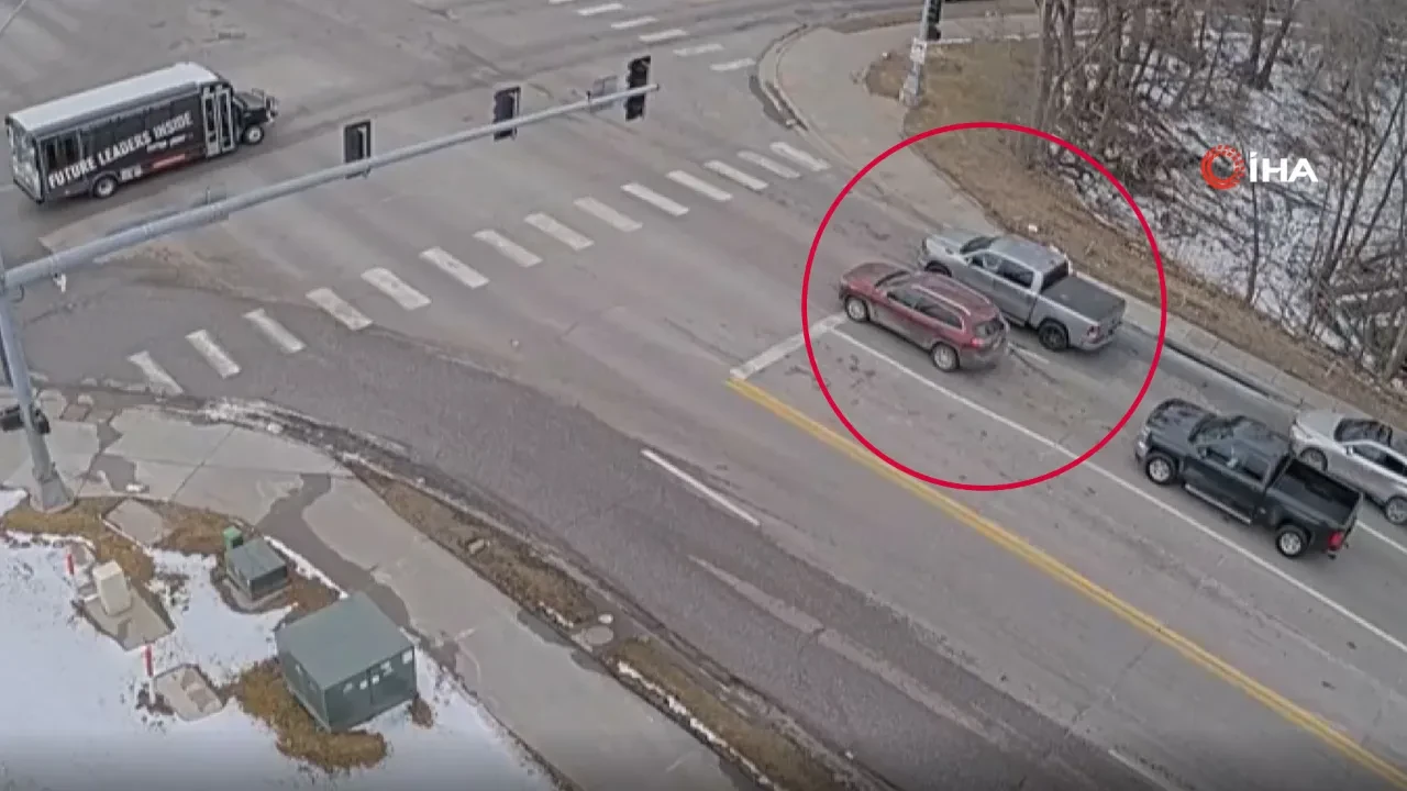 ABD'de bir garip olay! Kırmızı ışıkta bekleyen iki araç çukura düştü