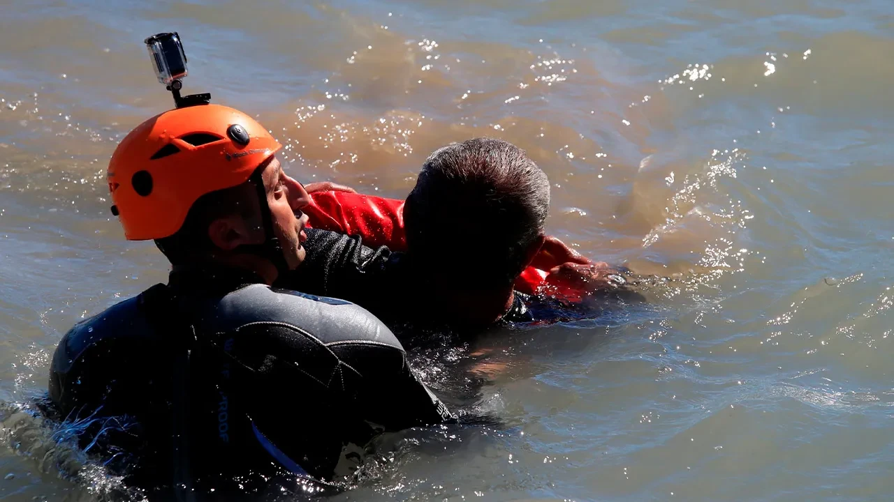 Arkadaşlarına kızan belediye başkanı bunalıma girdi, buz gibi suya atladı