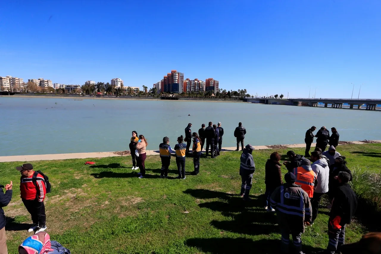 Arkadaşlarına kızan belediye başkanı bunalıma girdi, buz gibi suya atladı