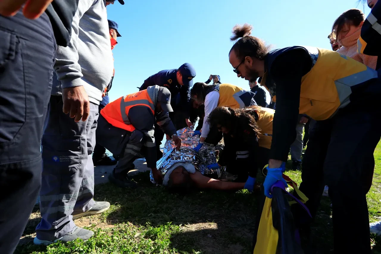 Arkadaşlarına kızan belediye başkanı bunalıma girdi, buz gibi suya atladı