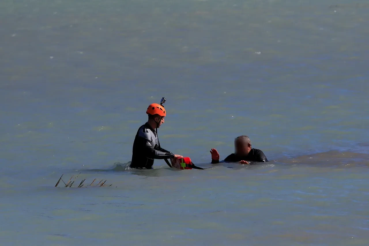Arkadaşlarına kızan belediye başkanı bunalıma girdi, buz gibi suya atladı