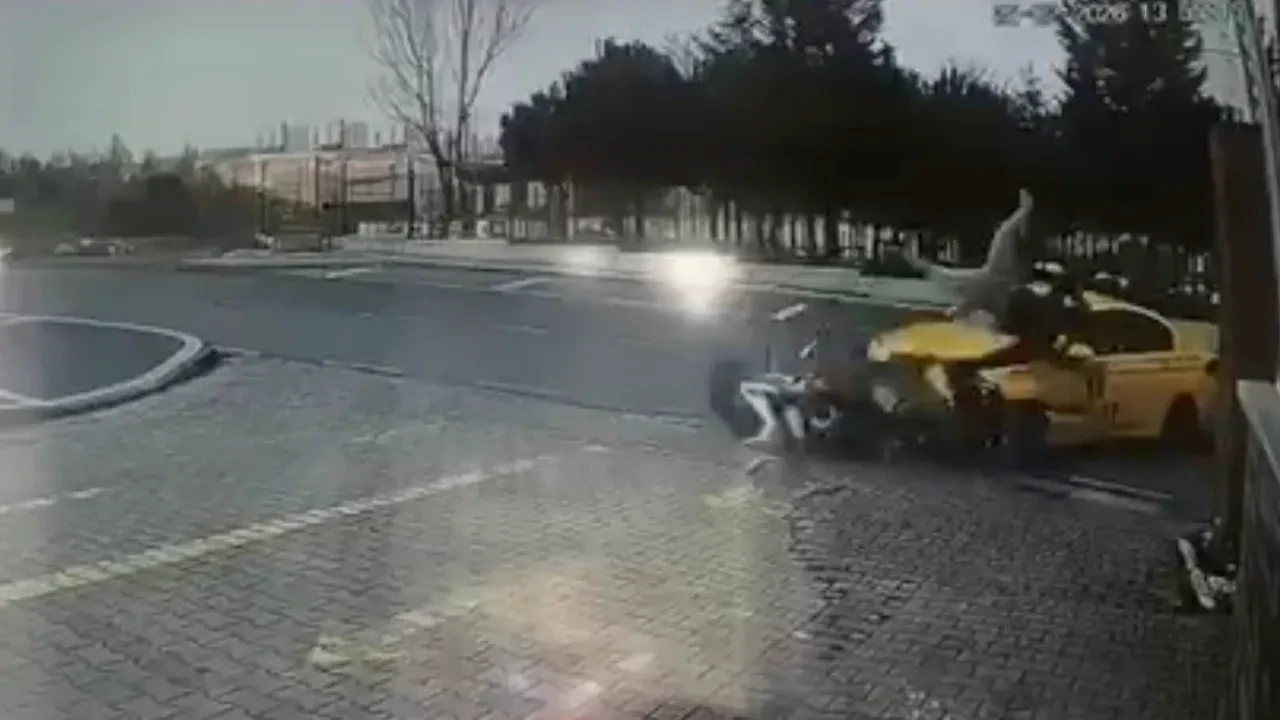 Başakşehir'de taksi ile motosikletin kafa kafaya çarpışma anı kamerada!