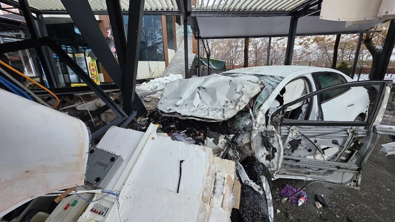 Bingöl’de kontrolden çıkan otomobil lokantaya girdi! Kaza anı güvenlik kamerasıyla kaydedildi