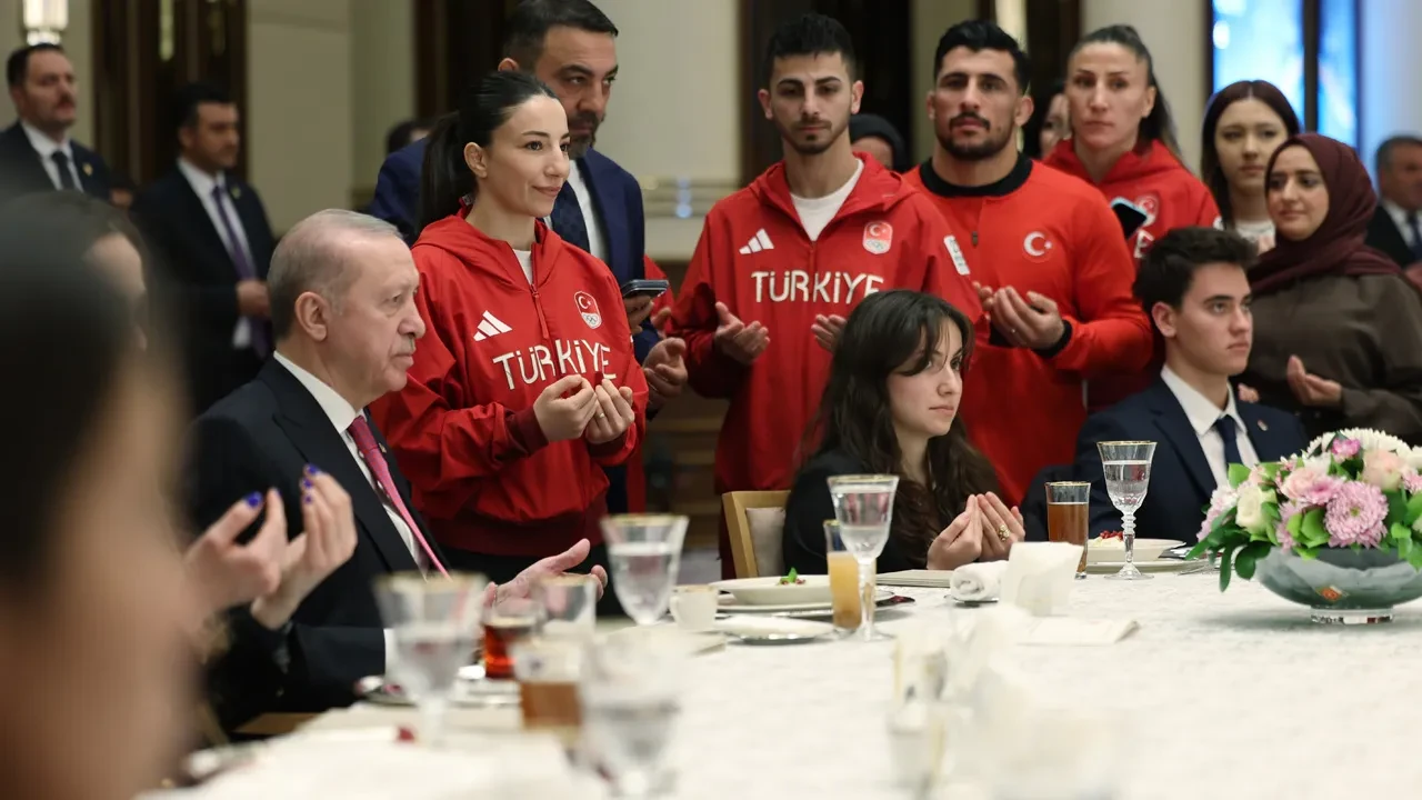 Cumhurbaşkanı Erdoğan'dan gençlere inanç ve düşünce özgürlüğü teminatı: Hiç kimse size parmak sallayamaz