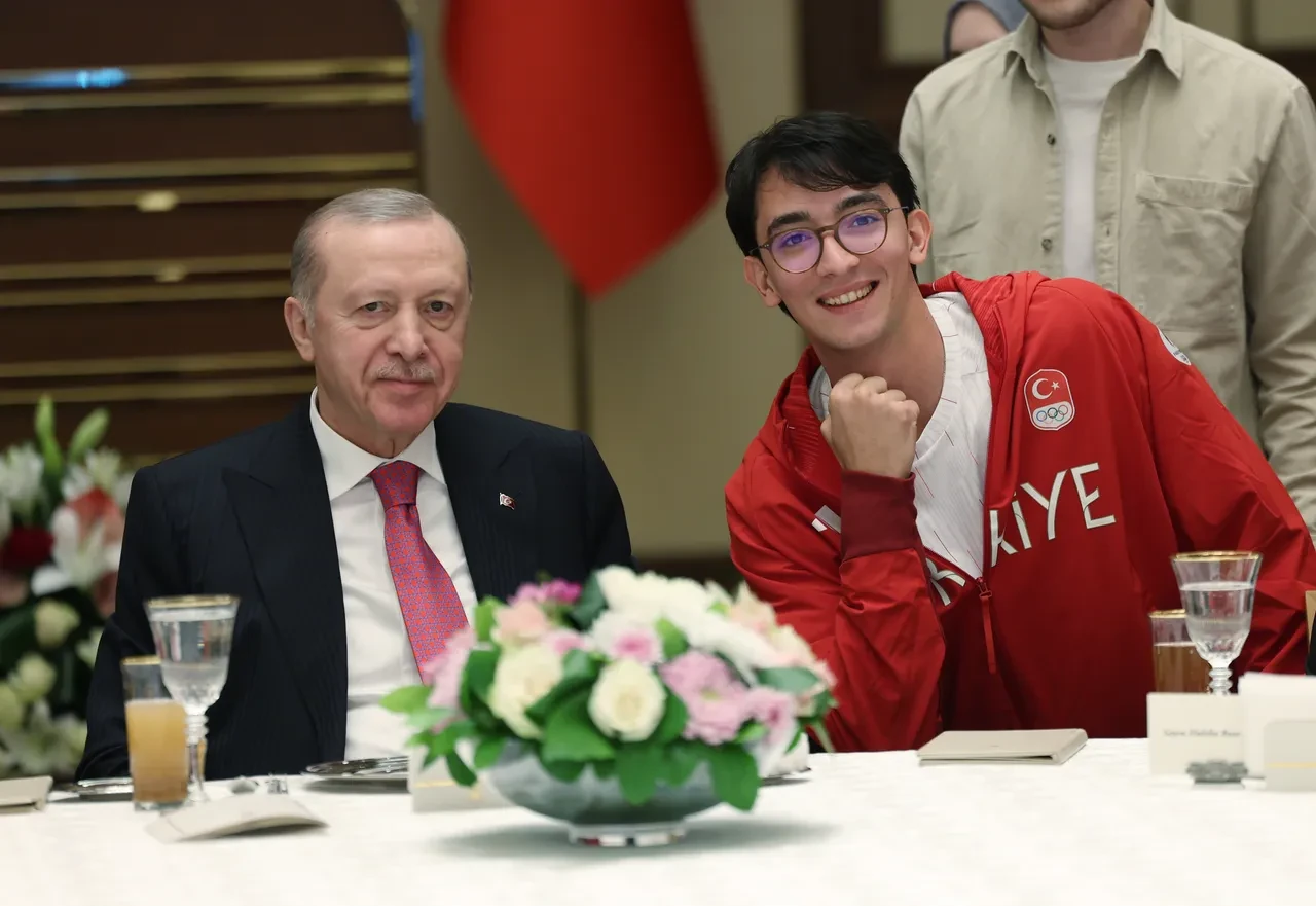 Cumhurbaşkanı Erdoğan'dan gençlere inanç ve düşünce özgürlüğü teminatı: Hiç kimse size parmak sallayamaz