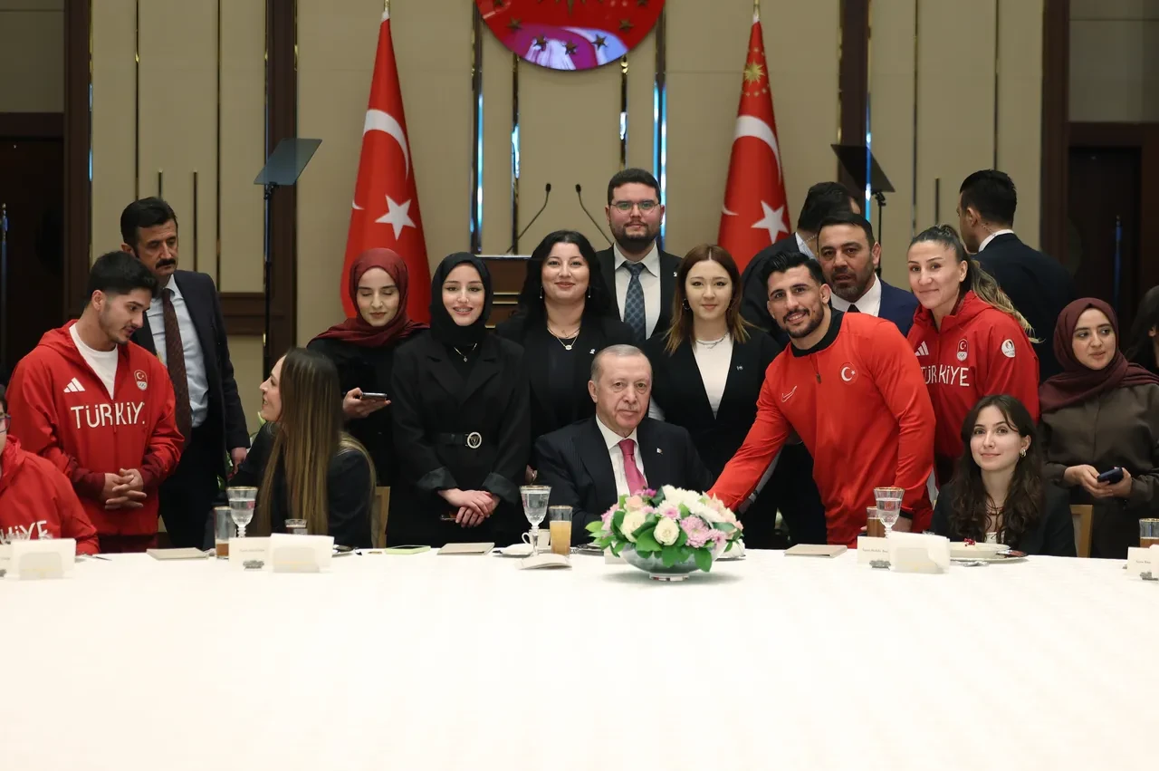 Cumhurbaşkanı Erdoğan'dan gençlere inanç ve düşünce özgürlüğü teminatı: Hiç kimse size parmak sallayamaz