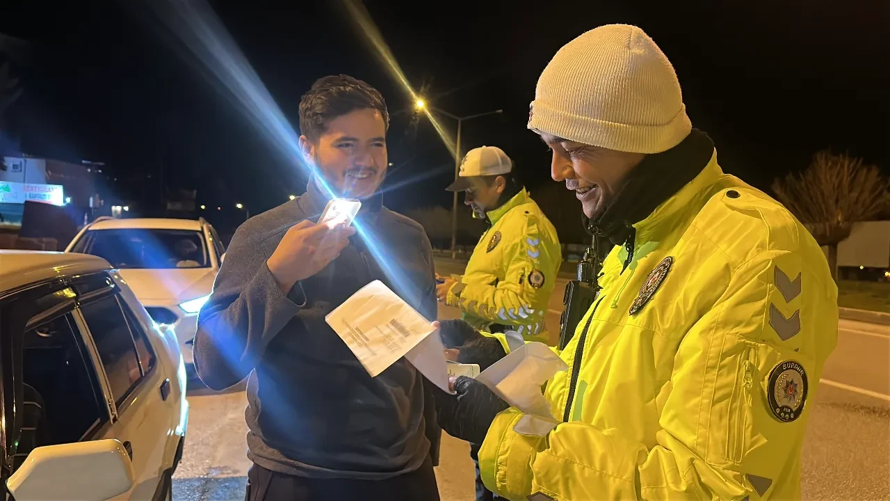 Ehliyetini zarftan çıkarmak için çevirmeye girmeyi bekledi: Heyecanlı gencin gülümseten anları kamerada