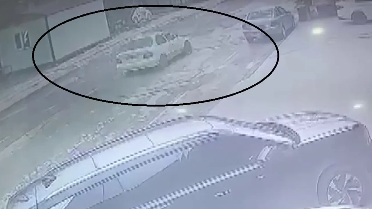  Ehliyetsiz sürücünün kontrolünü kaybettiği otomobil ağaca çarptı! O anlar kamerada 