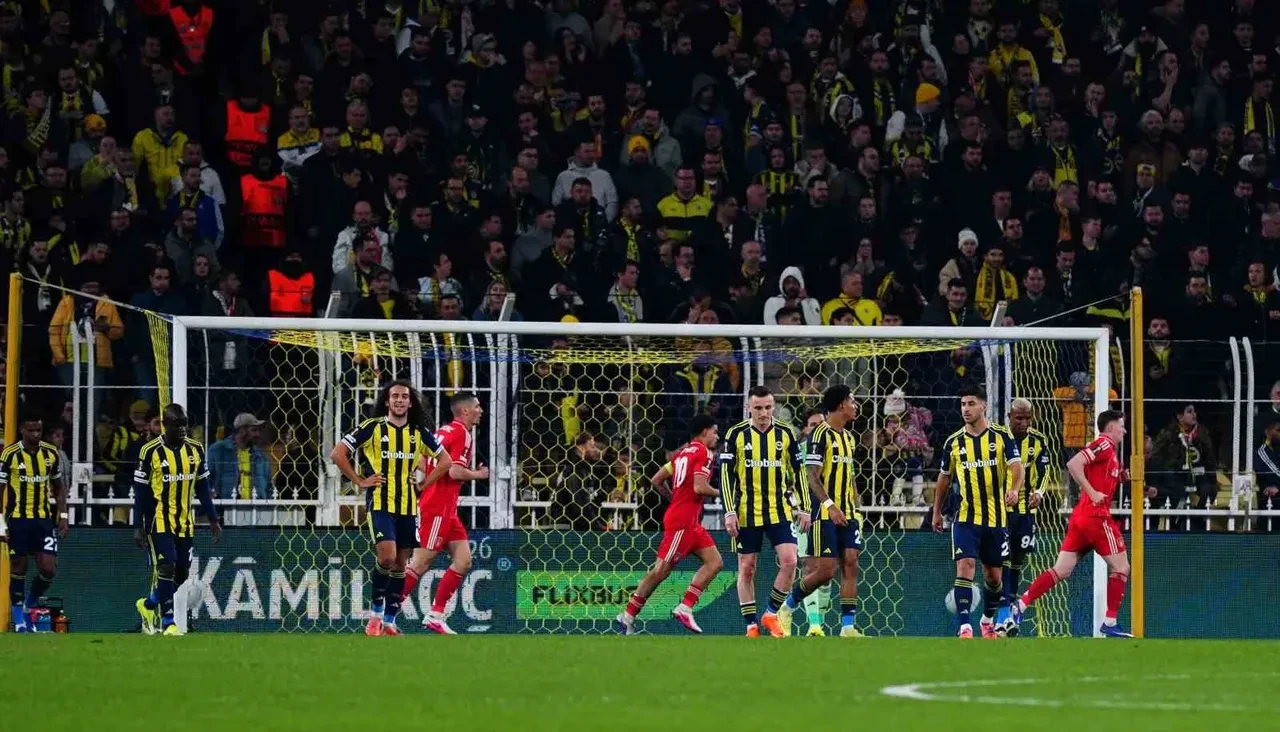 Fenerbahçe maçı hangi kanalda? Canlı yayın ile maç şifresiz yayınlanacak
