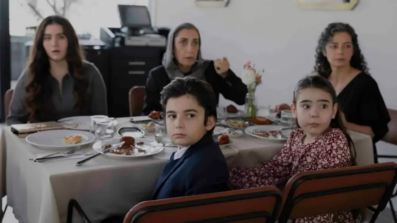 Final kararı alan Sahipsizler dizisinin oyuncularından şaşırtan hamle! Başrol oyuncuları senaristi takipten çıktı