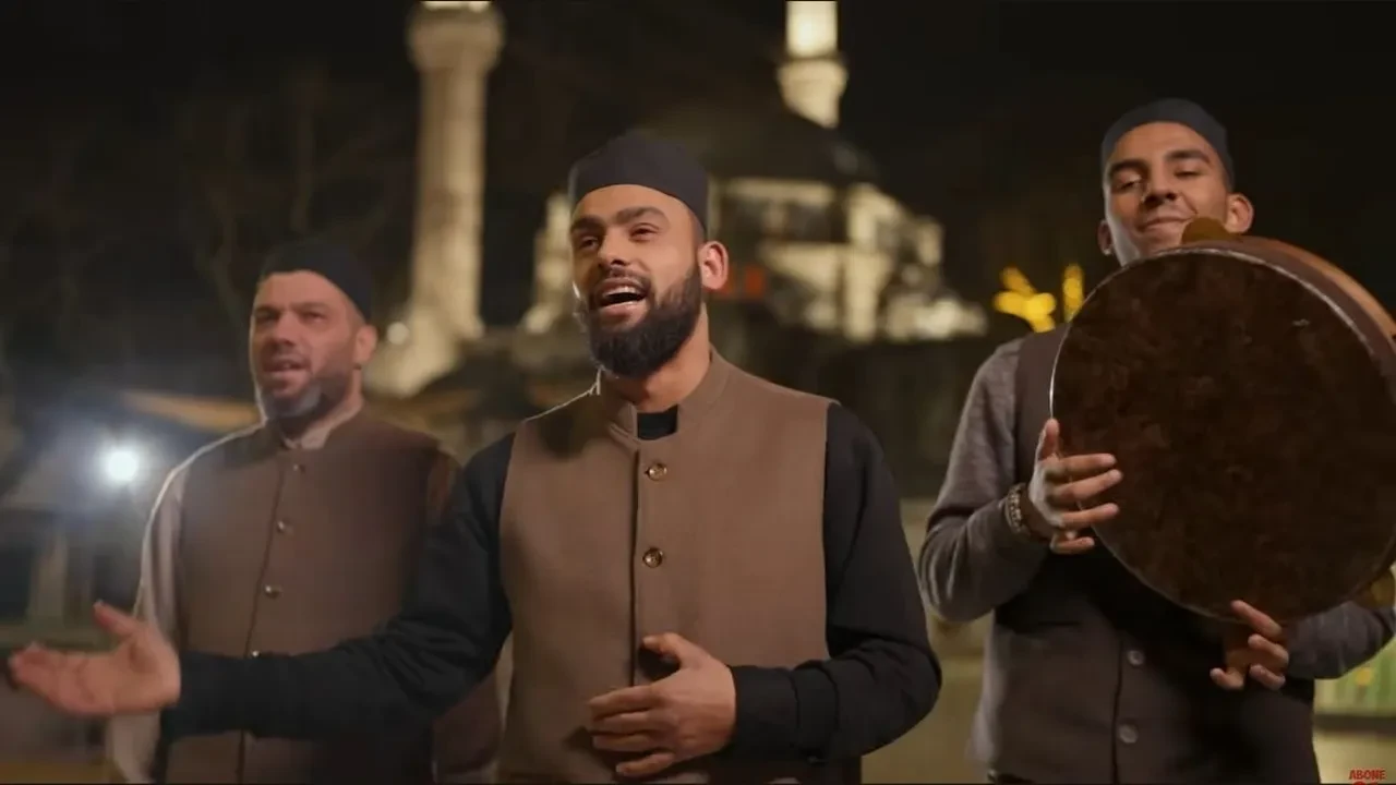 Kabe’de Hacılar Hu Der Allah ilahisi kıtaları aştı! Japonya’nın en meşhur sokaklarında yankılandı