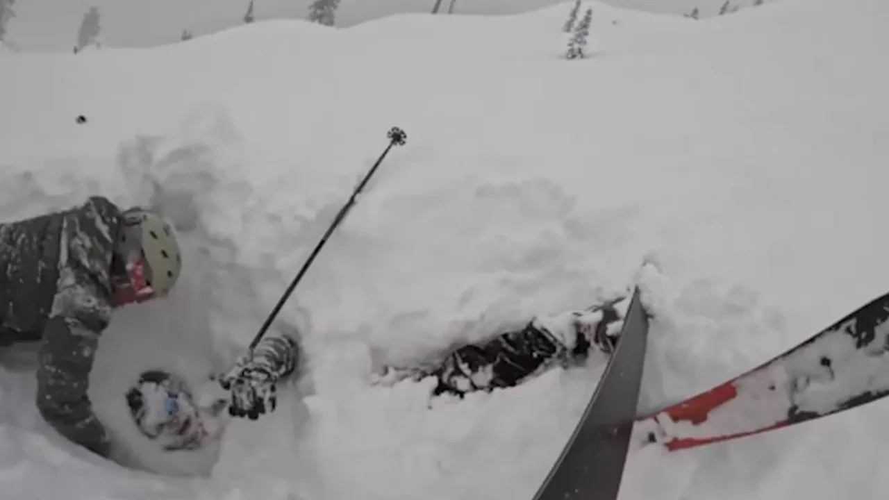 Kar altında kalan kayakçı için zamanla yarış! Şans eseri fark edildi