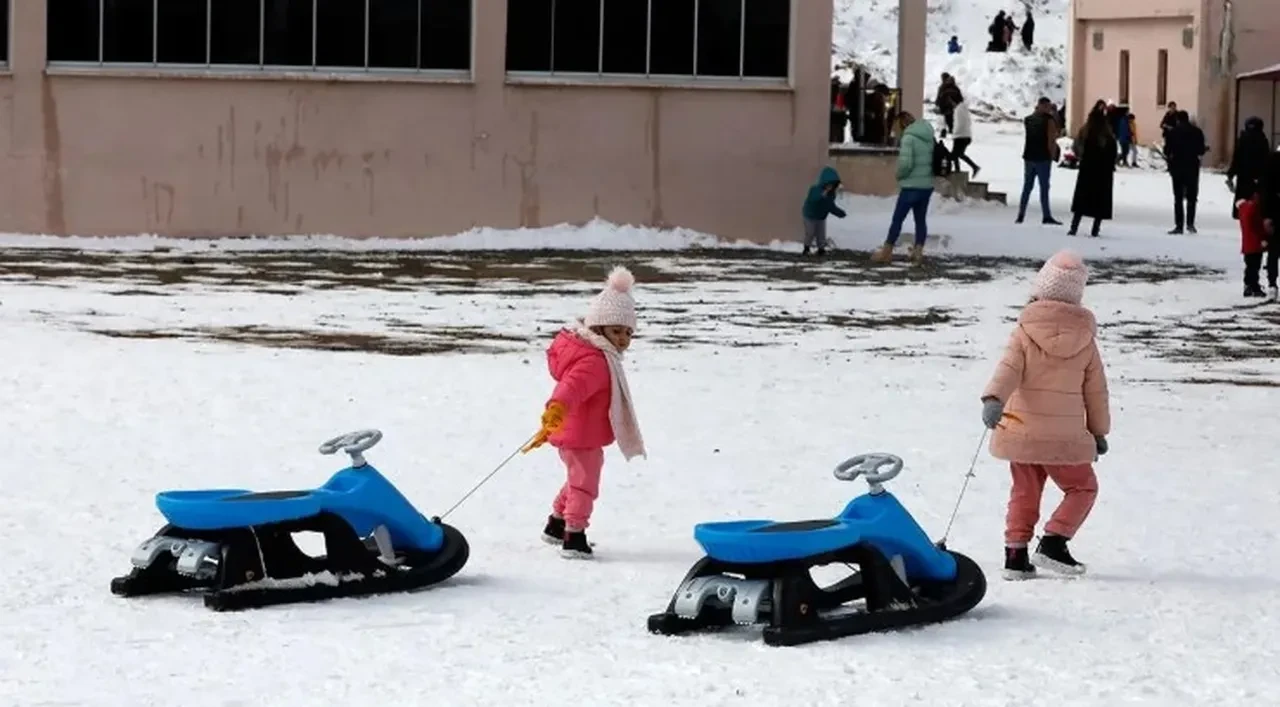 Kar yağışı bastırdı: Tatil haberleri peş peşe geldi: İşte okulların tatil edildiği iller 