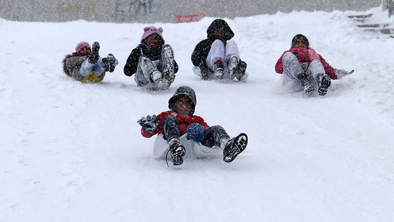 Kar yağışı eğitimi etkiledi! Okullar bir bir tatil edildi