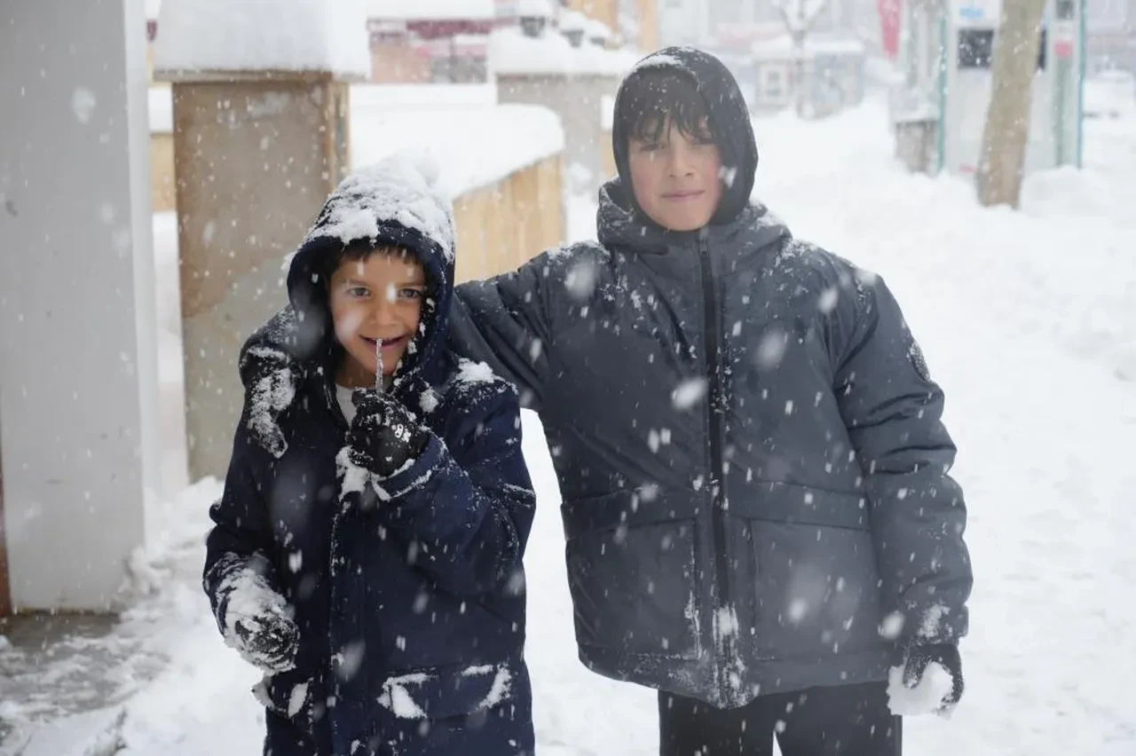 Kar yağışı eğitimi etkiledi! Okullar bir bir tatil edildi