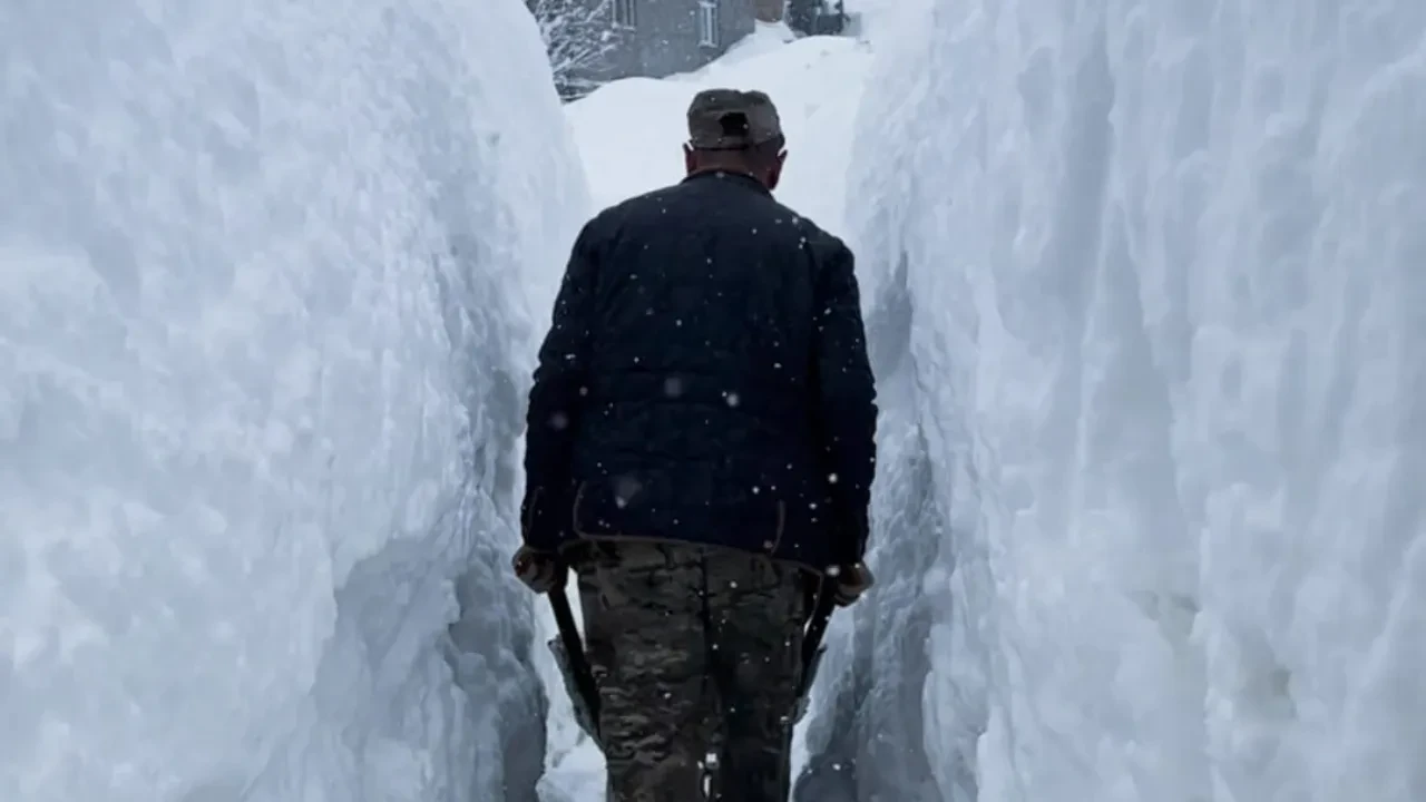 Kar yağışı hiç durmadı, görüntüler şoke etti! İnsan boyunu geçti