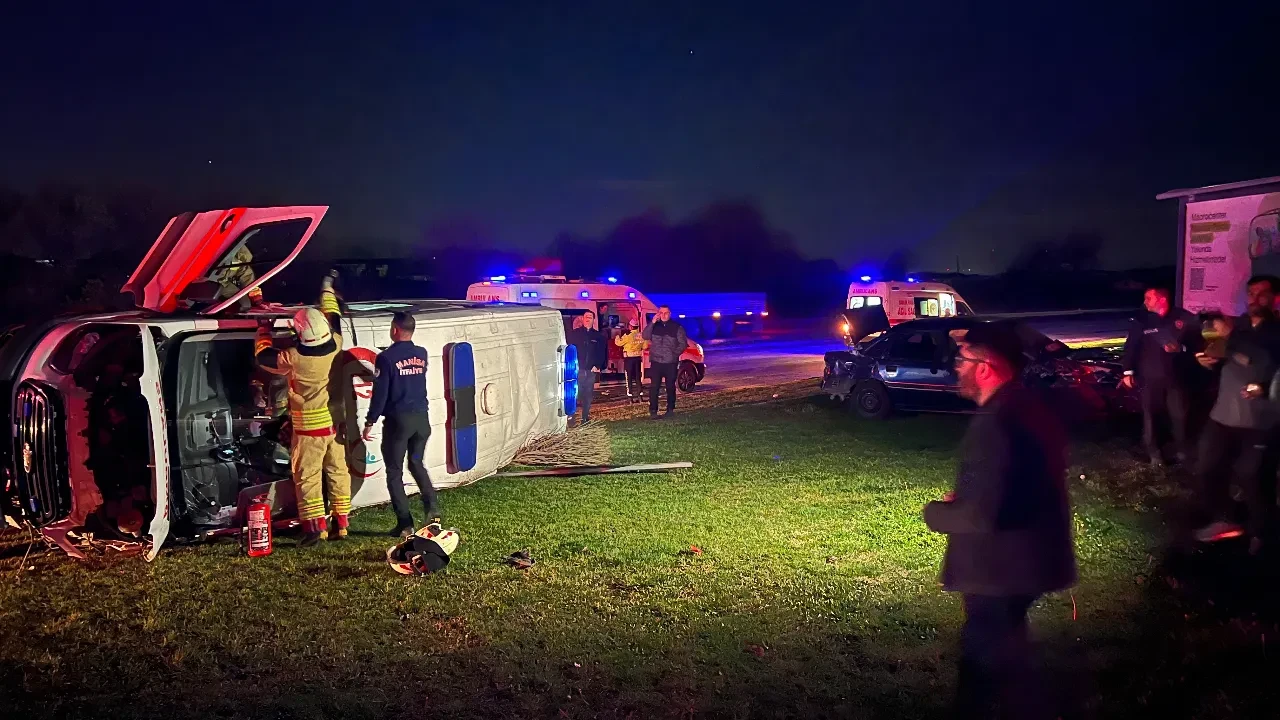 Manisa'da hasta taşıyan ambulans ile otomobil kavşakta çarpıştı: Çok sayıda yaralı var