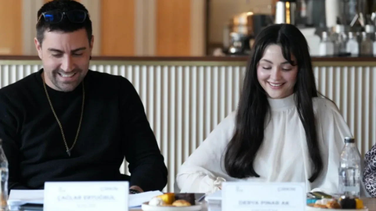 Merakla bekleniyordu: Çirkin dizisinin okuma provasından ilk kareler geldi!