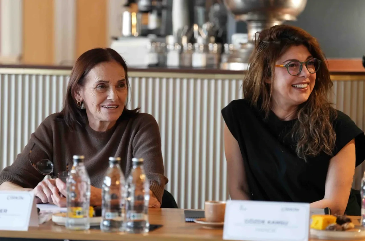 Merakla bekleniyordu: Çirkin dizisinin okuma provasından ilk kareler geldi!