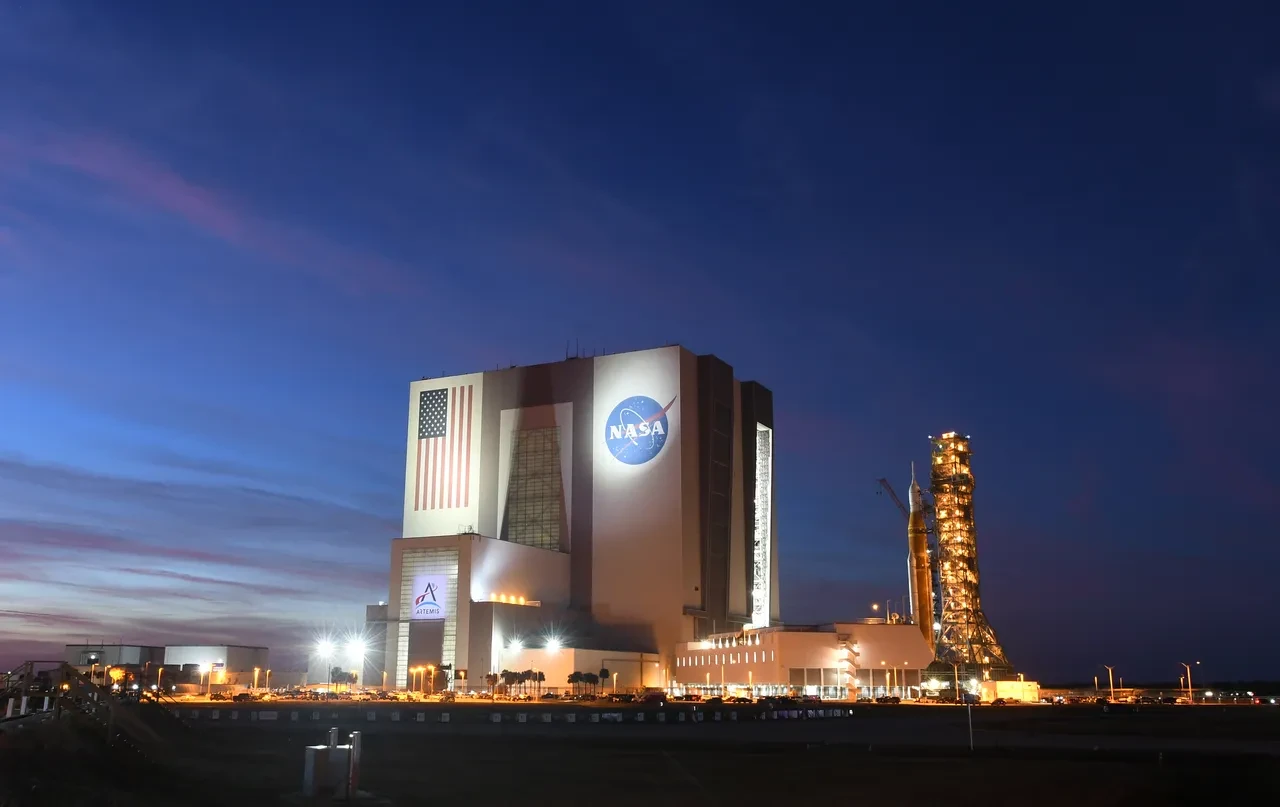 NASA'nın "Ay'a Dönüş"ü ertelendi! Devasa roket gökyüzü ile buluşamadan hangara dönüyor